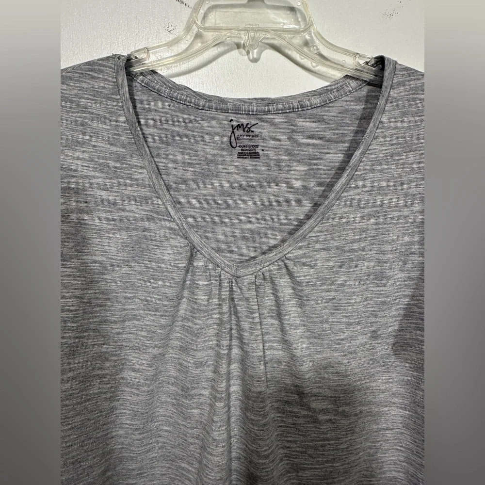 Woman’s tee shirt - Picture 3 of 3